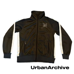 Ed Hardy tracksuit tröja - Säljer en svart vit tracksuit top från Ed Hardy. köpt på kennedies och skicket är nästintill oanvänd. DM för mer information! Kan tänka mig att sänka priset lite vid snabb affär🙏