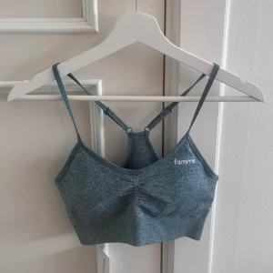 Sport bh - Snygg sport bh med inlägg. Aldrig använd med prislapp kvar