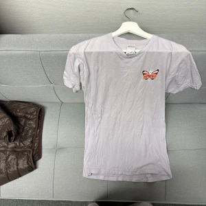 Ljuslila t-shirt från Ripndip - Ripndip T-shirt i storlek medium. 🦋bra skick
