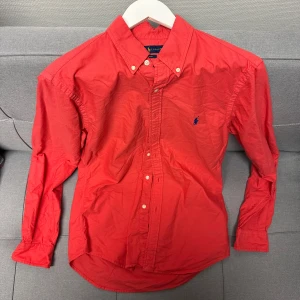 Röd/rosa skjorta från Ralph Lauren - Stilig Ralph Lauren skjorta🔥Använd 2 gånger sparsamt så den är så gott som i nycksick. 