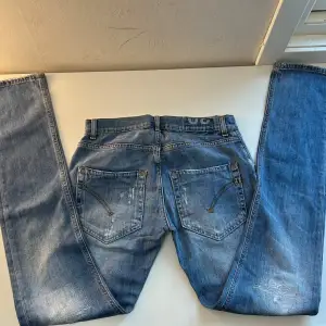 | Riktigt snygga dondup jeans i bra skick | | Byxorna har en unik wash med snygga slitningar och de klassiska bågarna på baksidan! | | Vid ytterligare intresse är det bara att höra av sig!🙌🏻🤝|