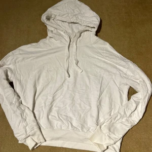 Vit hoodie från Lager 175 - Säljer en supermjuk och bekväm vit hoodie från Lager 175  i storlek XS. Perfekt för mysiga dagar eller som ett lager under jackan. Den har en klassisk design med dragsko i huvan och ribbade muddar vid ärmslut och nederkant. Passar till allt! 🤍