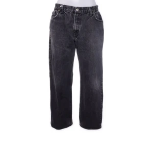Baggy jeans - De är köpta second hand och är gjorda av ganska hårt material. Byxan är ihopsydd där bak så att midjan blir mindre och det gör att det kan bukta ut lite