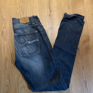 nudie jeans  - säljer dessa feta jeans från nudie i strl 31/34. de är i toppskick o inga defekter, bara höra av sig vid frågår osv😁