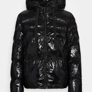 Guess jacka - Säljer min svarta glansiga guess jacka så jag ska köpa ny, köptes i november 2023 o använd typ en gång så helt ny, köptes för 2000kr o säljs typ inte längre, köp gärna igenom köp nu💕