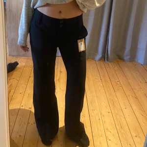 Svarta kostymbyxor  - Superfina mid/lowrise bootcut kostymbyxor! Köpta på Sellpy men aldrig använda💕