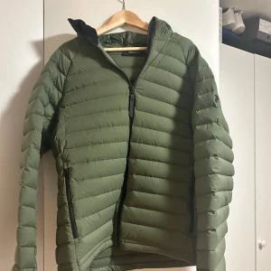 Peak performance dunjacka - Helt ny dunjacka från peak performance i storlek XXL, utan prislappar dock. Säljer åt min pappa.