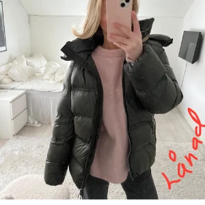 Grön Massimo Dutti - jacka - Säljer min gröna Massimo Dutti jacka då jag inte använder den längre. Tjock och superskön till vintern❄️ stl S och fint skick! Skriv för egna bilder🙏🏼