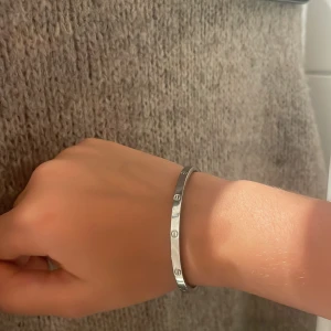 Säljer ett armband  - Ett nytt oanvänt armband, i färgen silver Jätte fint skick. Kan diskuteras om priset!
