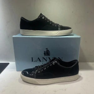 Lanvin cap toe - Hola👋🏼• säljer dessa snygga och stil rena Lanvin cap toe• skick 8,5/10• storlek 43• pris 2299kr• Box ingår• skriv pm för mer frågor eller bilder• caio 👋🏼