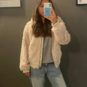 Jacka - Jättesnygg fluffiga jacka som man kan ha nu och som håller värmen!