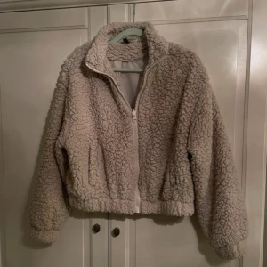 Beige teddyjacka - Säljer denna teddyjacka då den ej kommer till användning, den är croppad men k fint skick då jag nästan aldrig använt den
