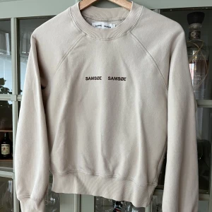Ljusbeige Samsøe Samsøe-sweatshirt - Sweatshirt från Samsøe Samsøe. Lite urtvättad men annars i fint skick. Storlek XS.  Kommer från ett djur- och rökfritt hem.