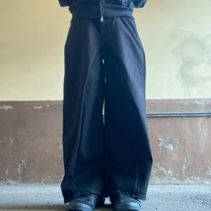 Baggy Flared Jeans w Double Pockets - Säljer mina handgjorda svarta baggy flared jeans med distressing på bakfickor, benöppningen och fickorna. Storlek 34/32 eller 45cm i midjan, 104cm långa och 31,5cm i benöppningen. Skriv om du undrar något!