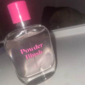 Parfym powder blush - En parfym som doftar super gott och mysigt 50 ml.Endast testad köpt från Primark i Spanien