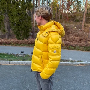 Moncler Maya  - Gul Moncler maya i storlek 2 som är small/medium. Köpt i januari i år och har använts drygt 1-2 månader så de är som ny utan skador eller fläckar Nypris nu är 18 tusen