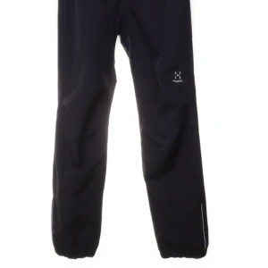 Svarta byxor från Haglöfs - Säljer ett par svarta byxor från Haglöfs i bra skick. Perfekta för utomhusaktiviteter med en loose passform och elastiska benslut. Byxorna är tillverkade i ett slitstarkt material, idealiska för höst- och vinterväder. Passar både för vardag och friluftsliv. Köpta för 679kr men säljer för 450kr Dom är köpta på barnavdelningen i storlek 152. Knappt använda. Pris kan diskuteras 