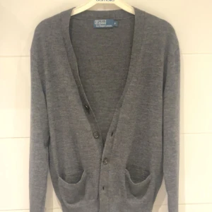 Polo Ralph Lauren Cardigan - Tjena, säljer nu en raffe cardigan som är i 100% merinoull || Skick: 10/10 || Nypris ligger runt 3600, mitt pris: 1199 || Pris kan diskuteras vid snabb affär, hör av er om ni har några frågor!