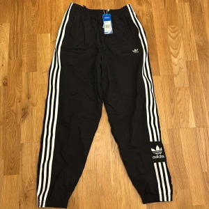 Adidas track pants - 10/10 skick aldrig använda helt nya inga hål eller fläckar 