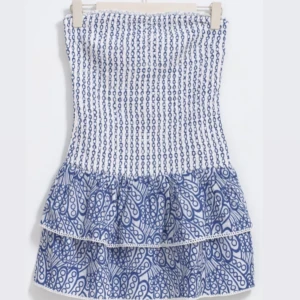 blåklänning - superfin mönstrad blå klänning ifrån gina!! nästintill aldrig använd & säljs därför 💙🤍💙🤍💙🤍💙 skulle säga att den sitter som en xs-m!! 