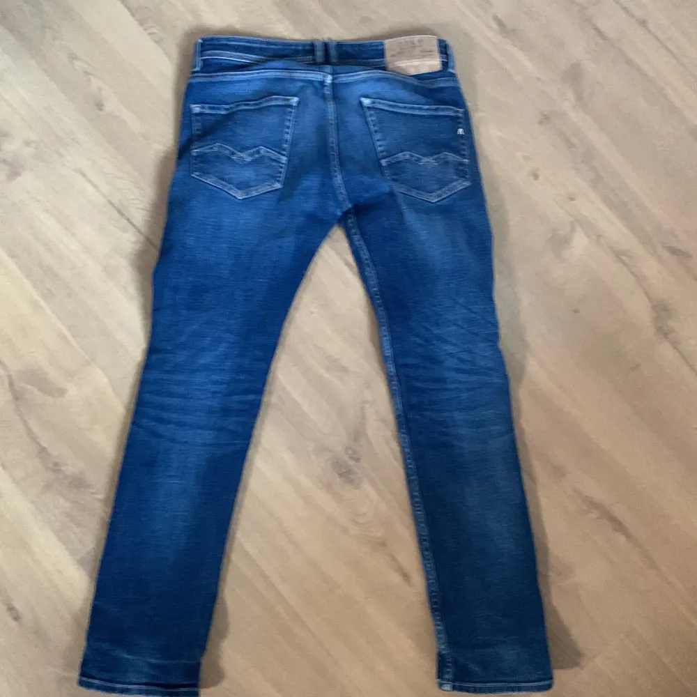 Säljer dessa jeans då jag inte längre använder dem. Det är storlek 30/32. Jeans & Byxor.