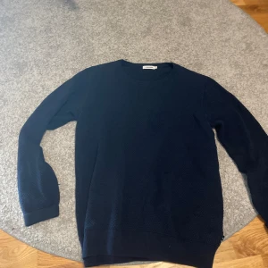 J.lindeberg stickad tröja - Säljer min j.lindeberg tröja nu när den är för stor därav priset. Fint skick hör av er vid minsta lilla fråga🍾🥂
