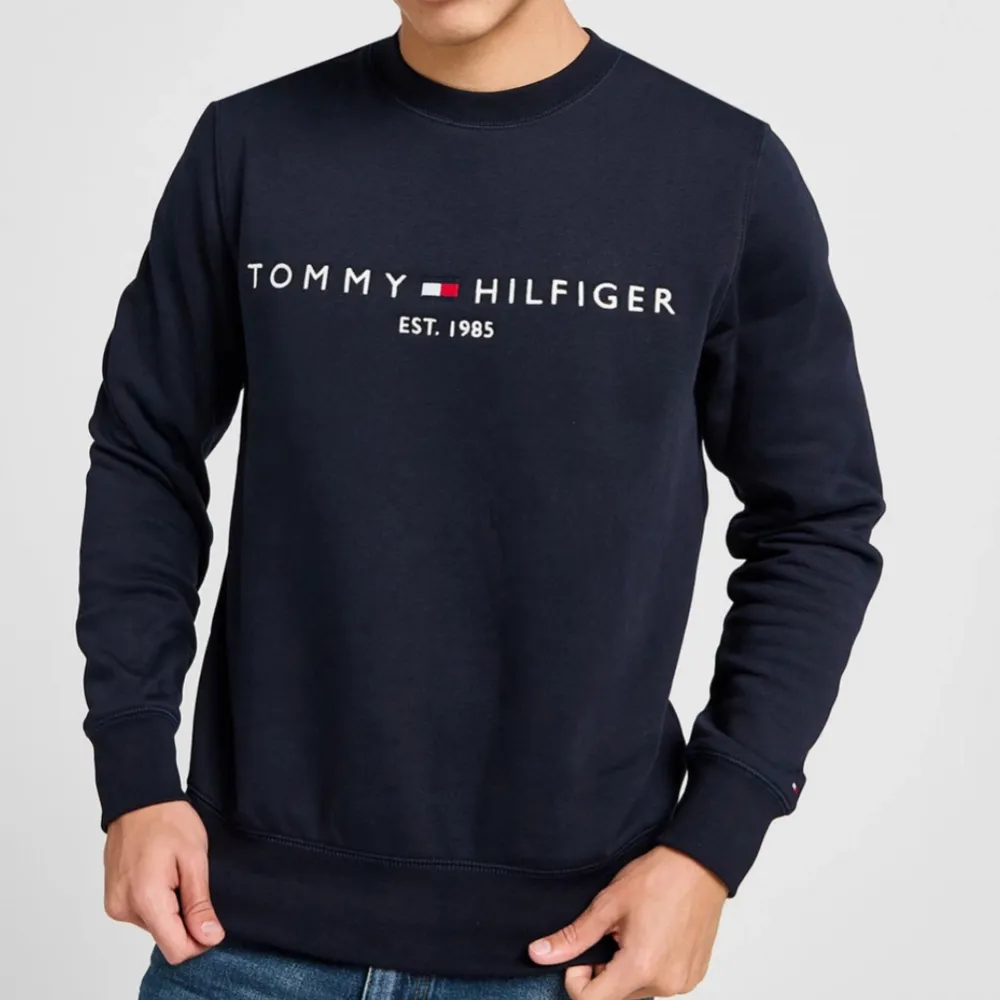 Svart sweatshirt i modellen Tommy Logo Sweatshirt från Tommy Hilfiger i storlek S. Nypris 1399kr. . Hoodies.