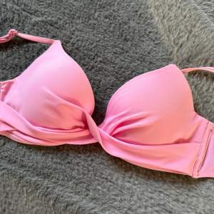 Rosa pushup bikini från nelly, stl 70D, mer som 75B/C. Oanvänd. Tog av prislappen och insåg det var fel storlek för mig🧸