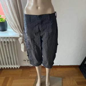 Grå cargobyxor från Dressmann - Inget att anmärka på 