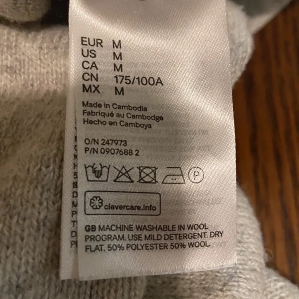 Säljer en stilren och bekväm grå tröja från H&M i storlek M. Tröjan är tillverkad av 50% polyester och 50% ull, vilket gör den perfekt för kyligare dagar. Den har långa ärmar och ribbade muddar vid ärmslut och nederkant. Perfekt för både vardag och lite finare tillfällen!. Tröjor & Koftor.