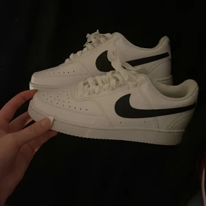 Nike skor - Skorna är använda 2 gånger. Dem är köpta på stadium för ungefär 1 år sedan. Det är bara att skriva för mer frågor eller bilder💕