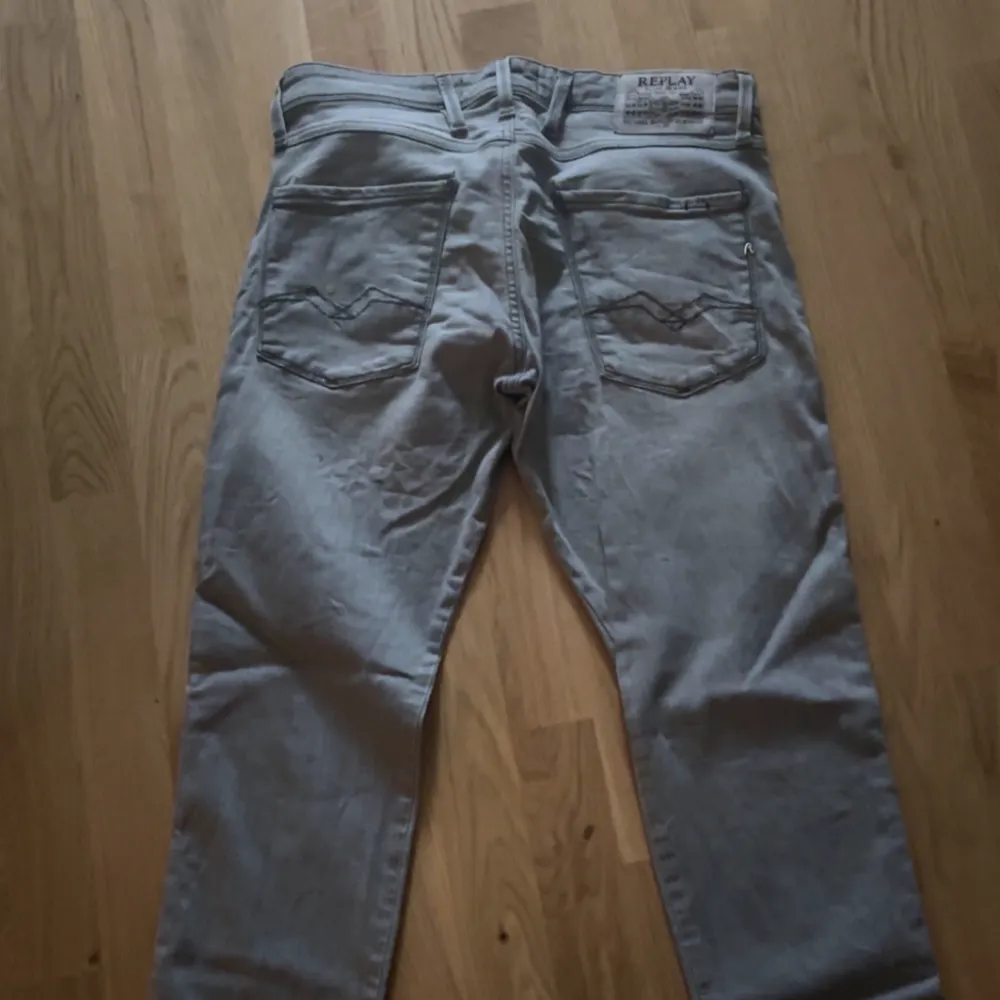 Säljer mina replay jeans pågrund av att jag inte har användning av dom längre. Dom är i jätte bra skick 9/10! Storlek 31. Jeans & Byxor.