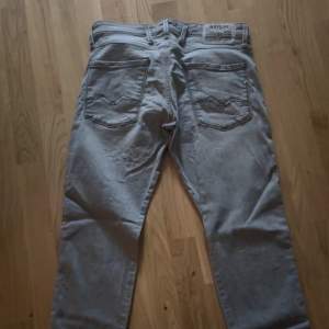 Säljer mina replay jeans pågrund av att jag inte har användning av dom längre. Dom är i jätte bra skick 9/10! Storlek 31