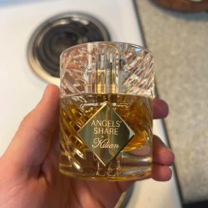 killian angel’s share - ännu en mysig vinterdoft! vi kör samma pris som althair. 2ml (49kr) 5ml (99kr) 10ml (149kr) 50ml (699kr)