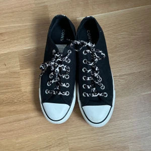 Platå Converse  - Använda 2 gånger  Har ett lite märke på den vita felen går säkert att ta bort.
