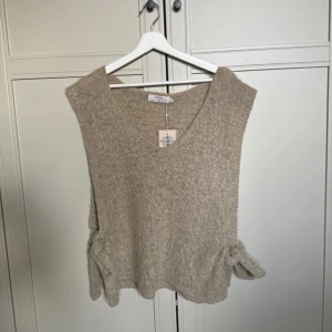 Stickad väst - Jättefin väst som tyvärr inte passar mig men hann inte skicka tillbaka den i tid. Så helt ny!  Den är storlek XS/S men mer som en S. Snörning i sidorna.  Nypris 499:- 🤍