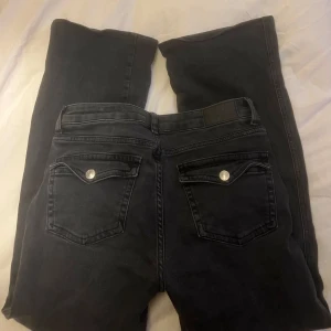 90s boot jeans lager 157 - Superfina jeans ifrån lager med knapp på bakfickorna💗 längen short och uppsydda så passar dig som är under 160cm🤍