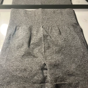 Gråa shorts  - Snygga grå tränings shorts. Använda cirka 2 gånger, skriv för fler bilder 💕