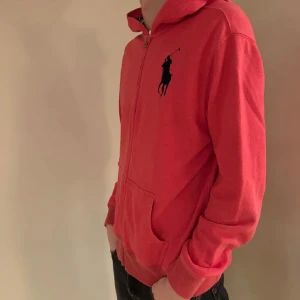Röd hoodie från Polo Ralph Lauren - Barnstorlek Xl passar S  Säljer en snygg röd hoodie från Polo Ralph Lauren med dragkedja och big pony tryck tar gärna byten 