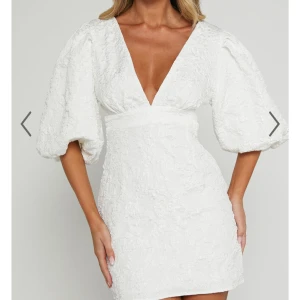 INTRESSEKOLL Showpo Vit klänning  - INTRESSEKOLL: Säljer denna fina då jag inte kunde ha den. Storlek 38. Superfin verkligen, ser exakt  ut som på bilden . Pris kan diskuteras 