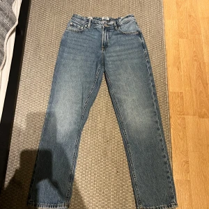 Blå jeans från Jack & Jones - Säljer ett par klassiska blå jeans från Jack & Jones. De har en rak passform och är tillverkade i denim med en snygg tvätt. Perfekta för en avslappnad stil.