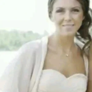 Ljussrosa axelbandslös klänning - Elegant axelbandslös klänning med hjärtformad urringning. Perfekt för bal, brudtärna och speciella tillfällen.