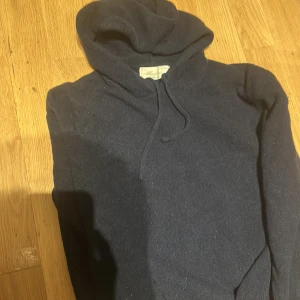 Mörkblå hoodie - Fett sayless hoodie i storlek XS men den har krympt lite så skulle typ säga att den är i storlek L åt barn, den är riktigt bra skick!