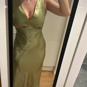 Grön långklänning i satin - Så fin klänning som tyvärr är för stor för mig. Säljer därför vidare från Vinted. 