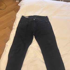 Replay Hyperflex jeans - Snygga Replay Hyperflex jeans i en mörkblå nyans. Dessa jeans har en klassisk femficksdesign och är tillverkade av återvunnet material för extra komfort och hållbarhet. Perfekta för en stilren look.