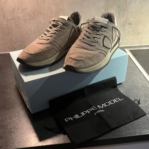 Philippe Model Trainers - Säljer nu mina model trainers! Köpte som nya för cirka 3 månader sedan och har använts från och till. Skicket på skorna är fortfarande väldigt bra. Den enda defekten är egentligen smuts som utan större svårigheter ska gå att få bort! För frågor eller mer bilder så är det bara att höra av dig🙌🏼