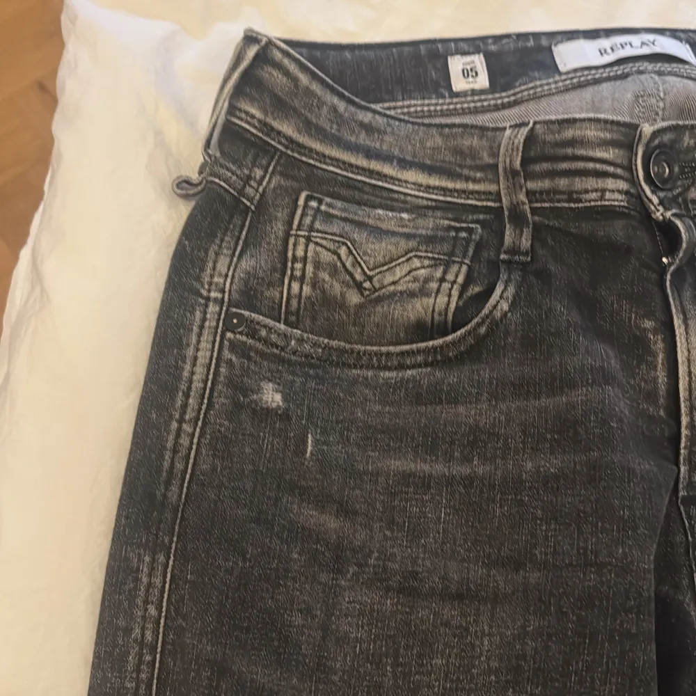 Snygga svarta Replay Anbass jeans med en cool tvättad look. De har en klassisk femficksdesign och knappar i midjan. Perfekta för en stilren vardagslook.. Farkut & Housut.