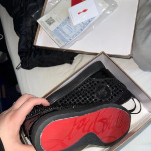 Louboutin skor  -  Nästan helt nya louboutins äkta med kvitto  storlek 42 nästan nya kartong och allt följs med 