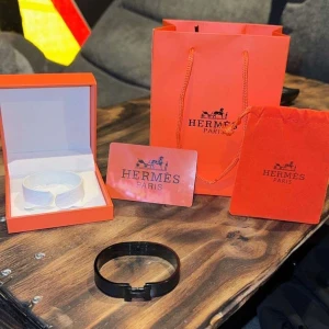 Hm Armand  - Riktigt snyggt och fint H armband, kan inte skriva namnet för då tar plick bort min annons. Finns kvitto!! Kan även gå ner i pris 