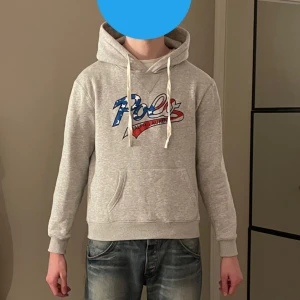 Ralph Lauren hoodie - Säljer denna tvär feta hoodie från Ralph lauren. Storlek L och passar på mej som är 186, bäst passform ≈182-189. Perfekt skick, sprillans ny utan lappar. (10/10 skick) Tveka inte på att höra av er vid eventuella frågor!